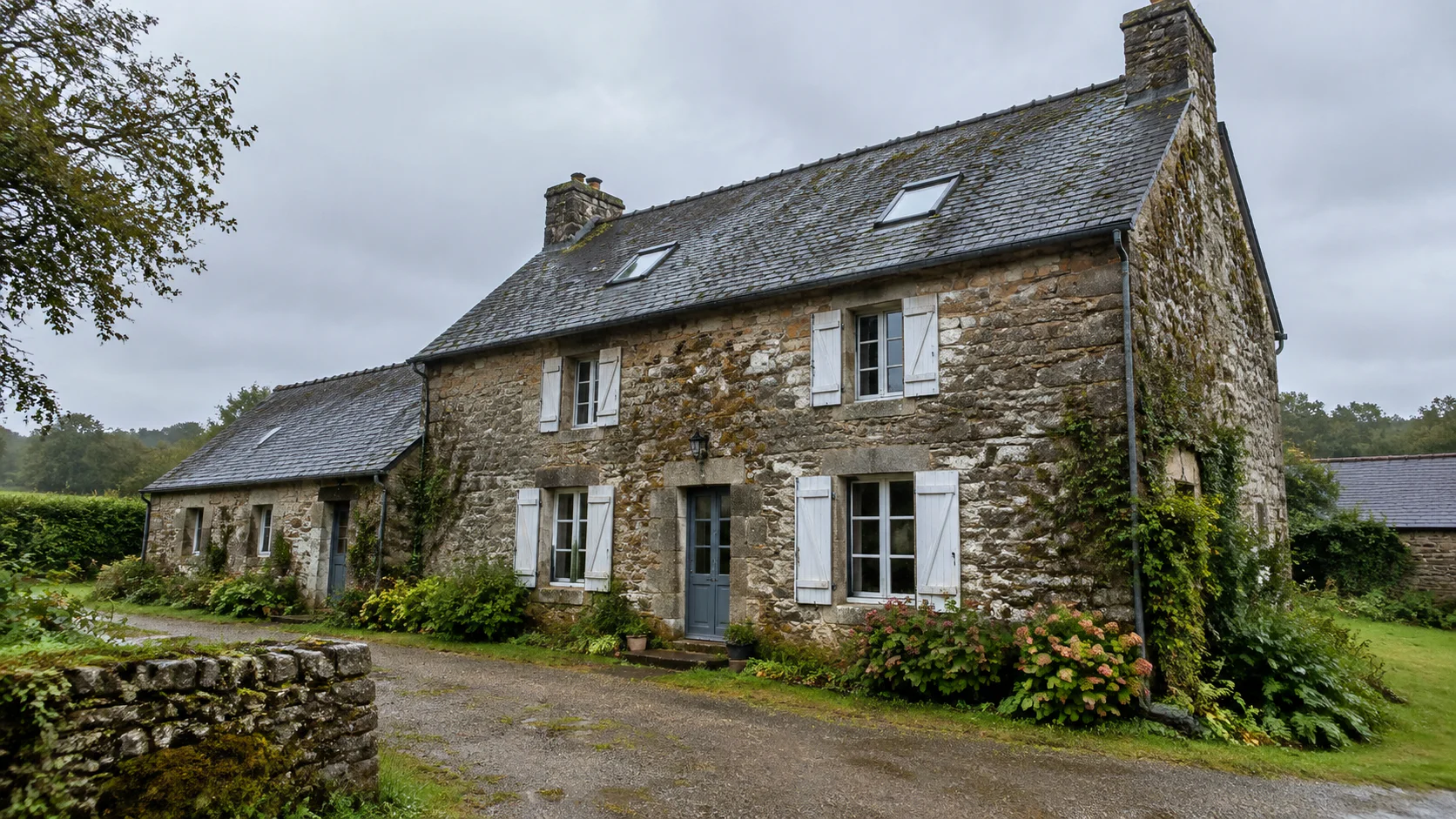 Maison ancienne en pierre en Bretagne avec façade humide et mousse