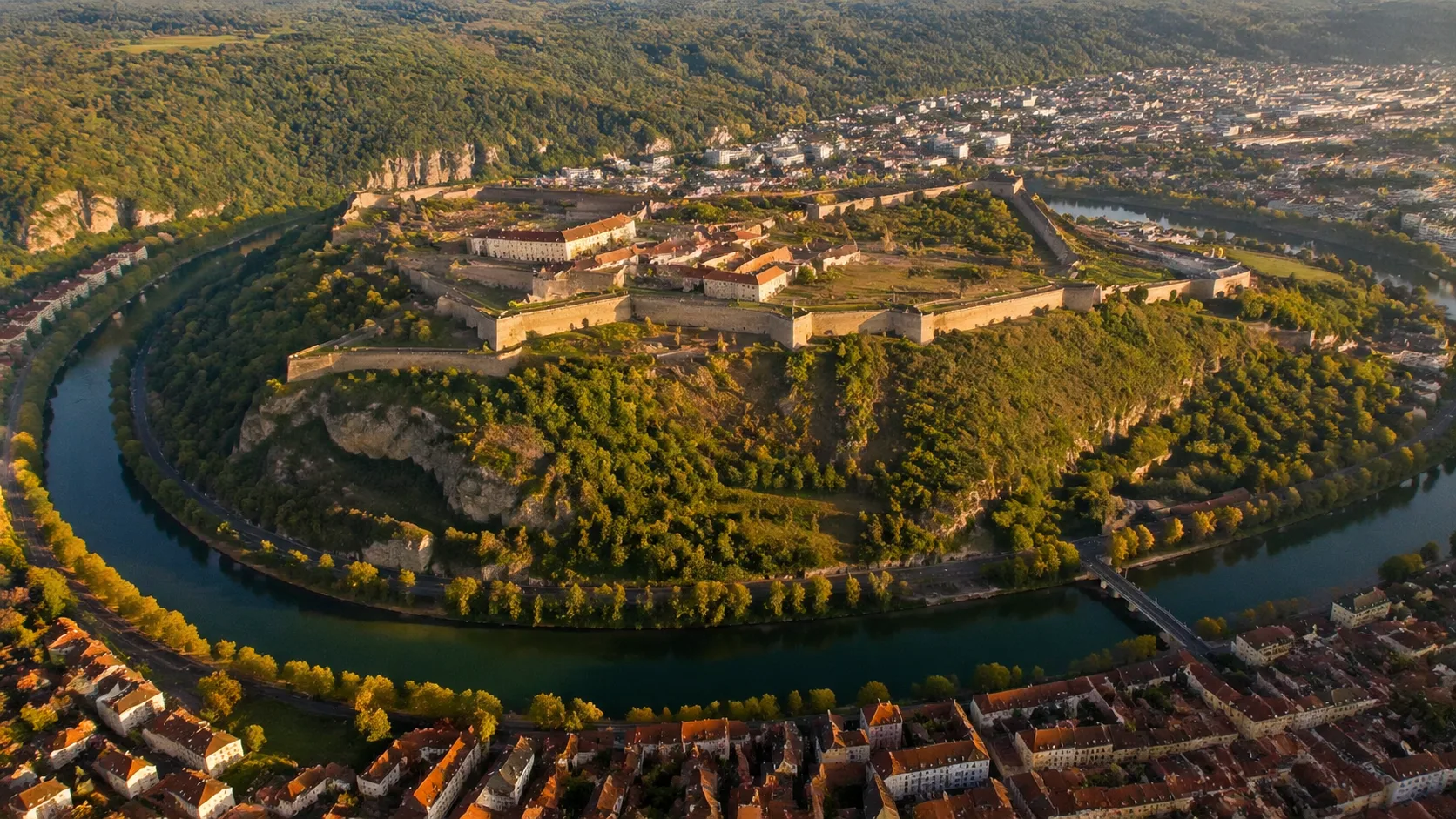 Citadelle Vauban de Besançon dominant la boucle du Doubs