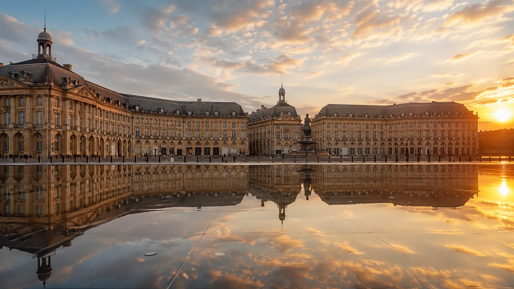 Place de la Bourse de Bordeaux et son Miroir d'eau au coucher du soleil