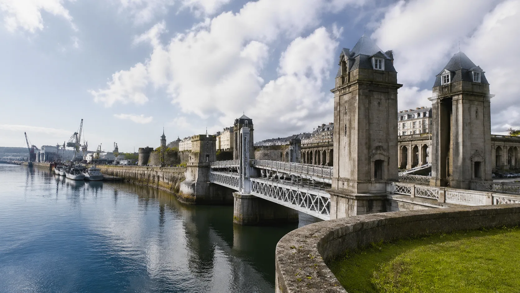 Pont de Recouvrance et arsenal de Brest, ville maritime bretonne