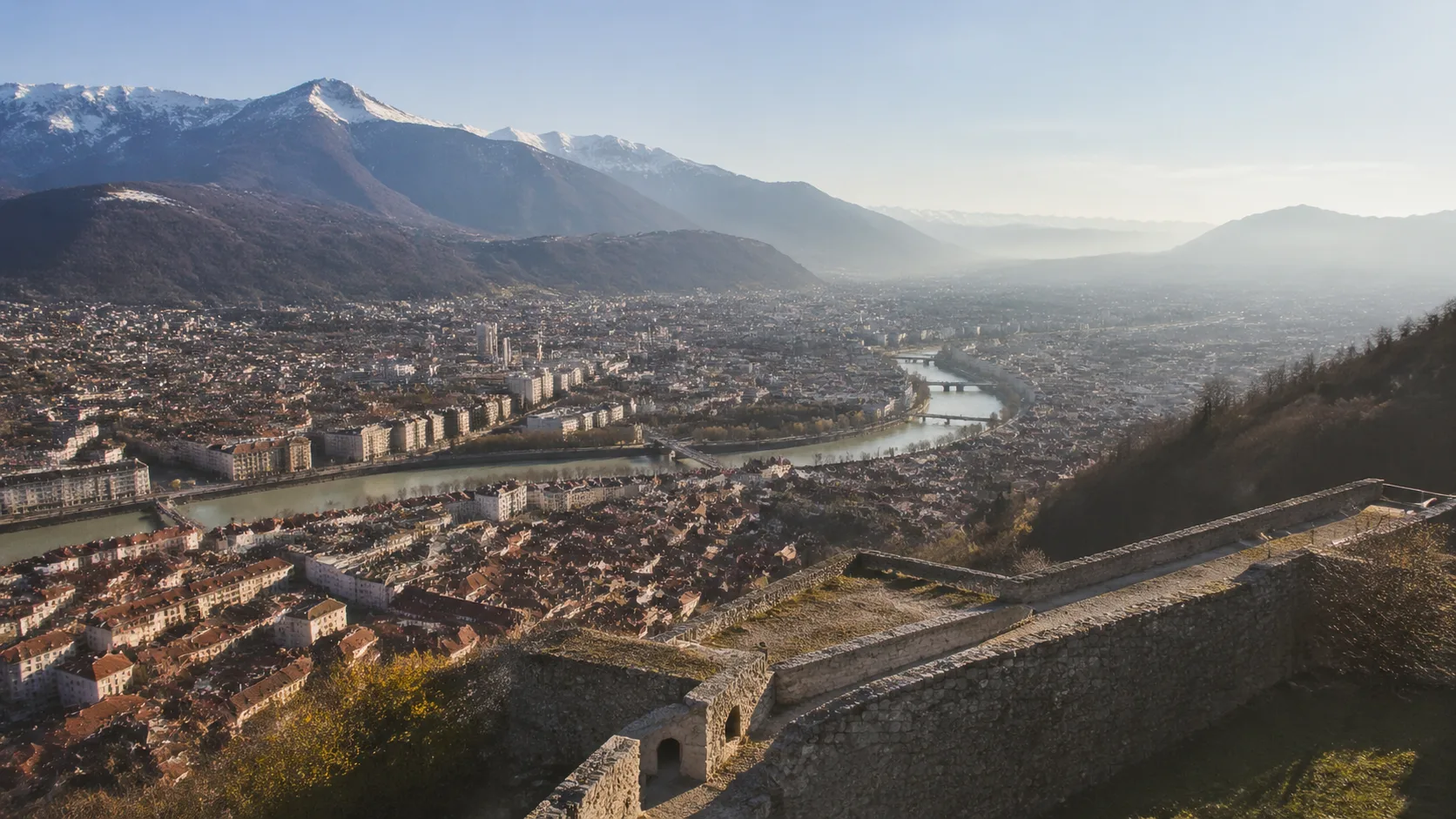 Vue sur Grenoble depuis la Bastille avec les Alpes en arrière-plan