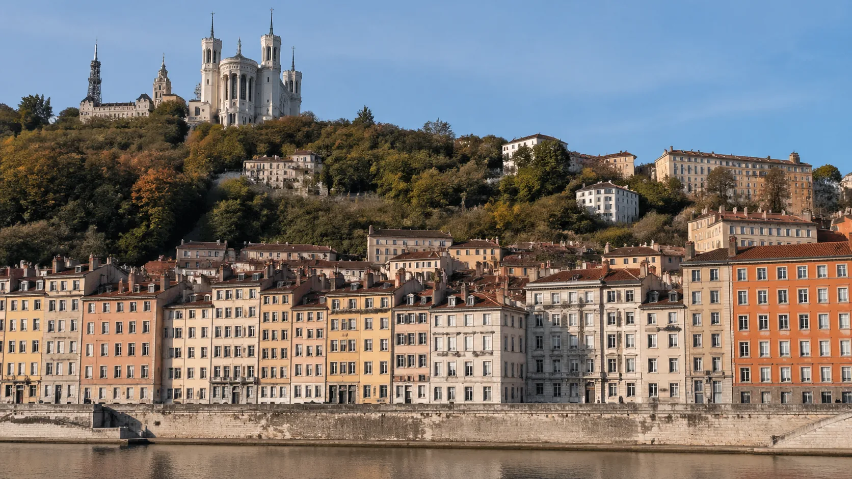 Vieux Lyon et basilique de Fourvière dominant la ville