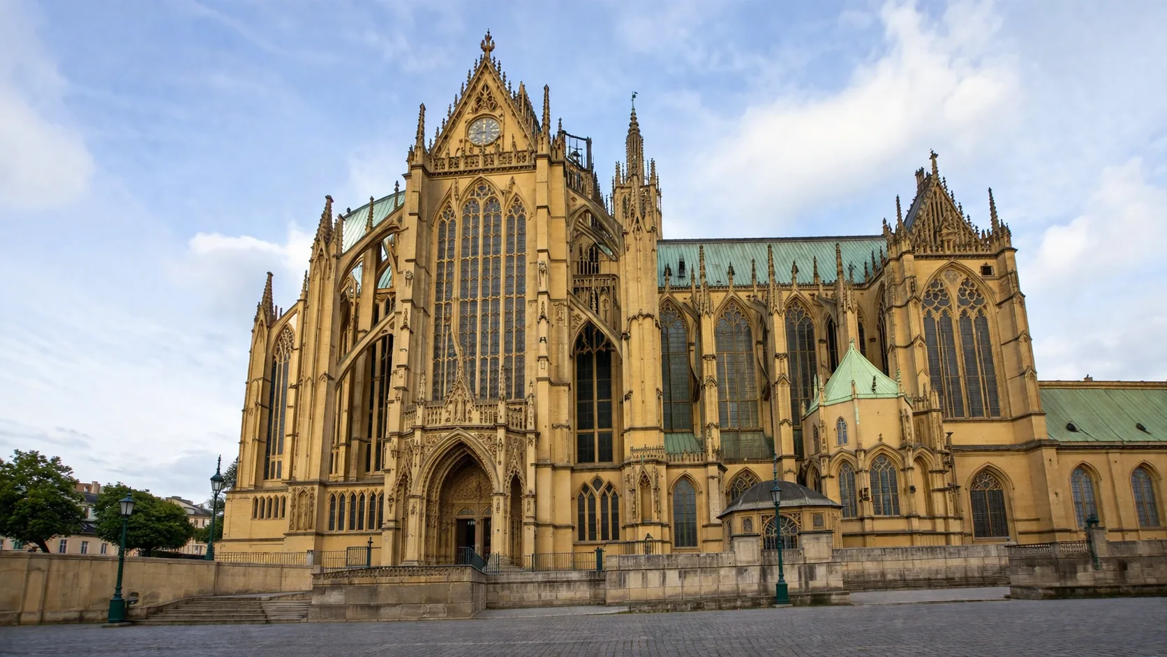 Cathédrale Saint-Étienne de Metz en pierre de Jaumont jaune