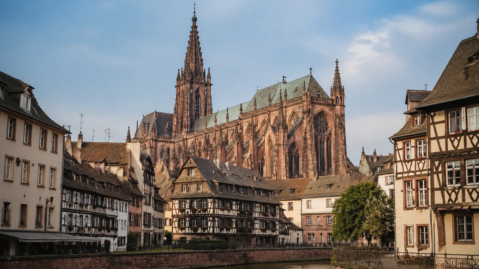 Cathédrale Notre-Dame et quartier de la Petite France à Strasbourg