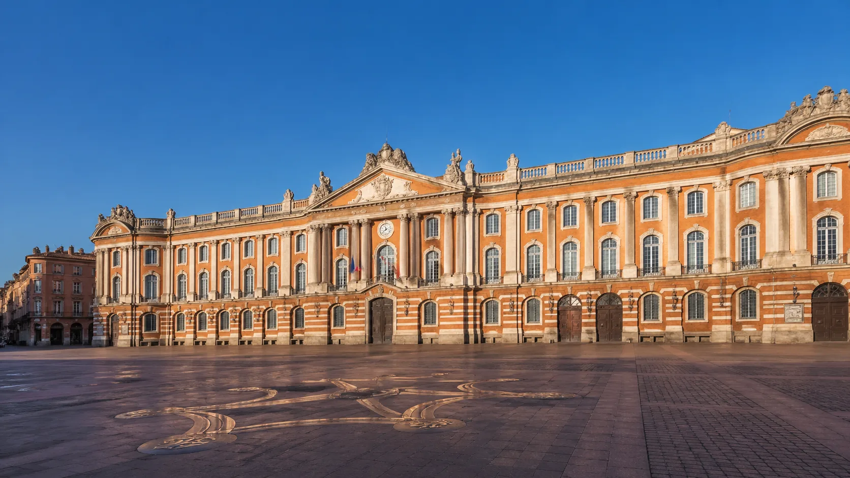 Place du Capitole de Toulouse et son architecture en brique rose